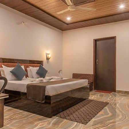 Panormic View By The North Edge Apartment Kasauli Exterior foto