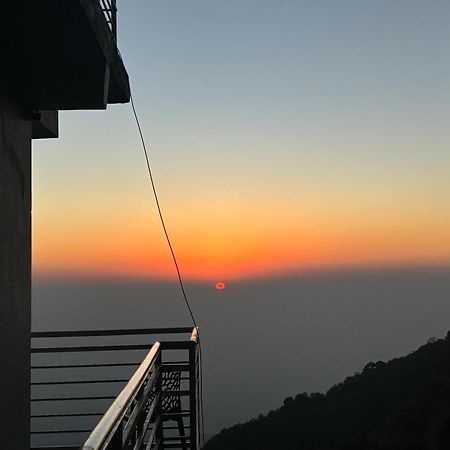 Panormic View By The North Edge Apartment Kasauli Exterior foto