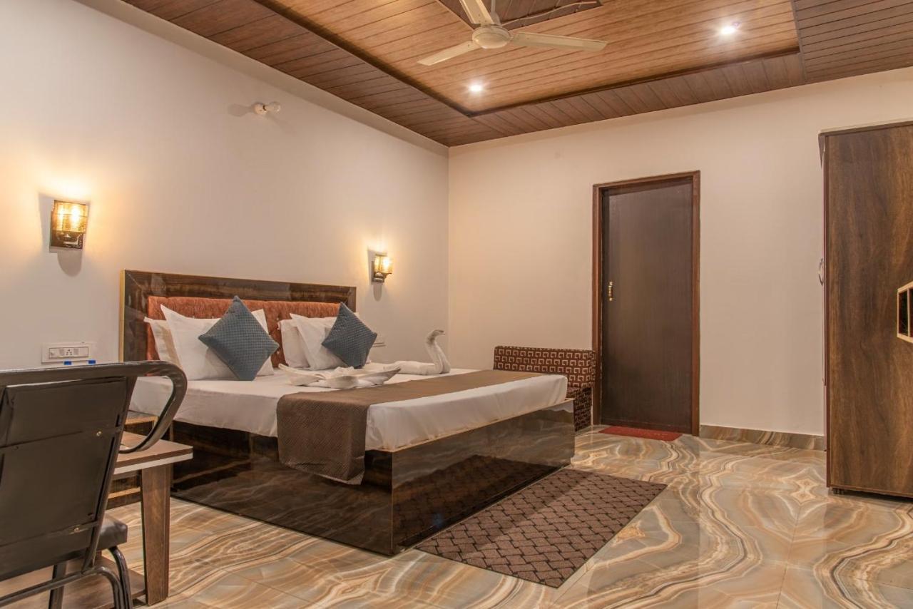 Panormic View By The North Edge Apartment Kasauli Exterior foto