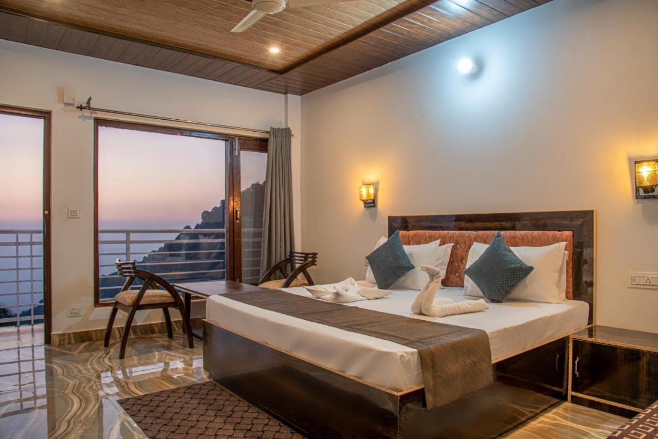 Panormic View By The North Edge Apartment Kasauli Exterior foto
