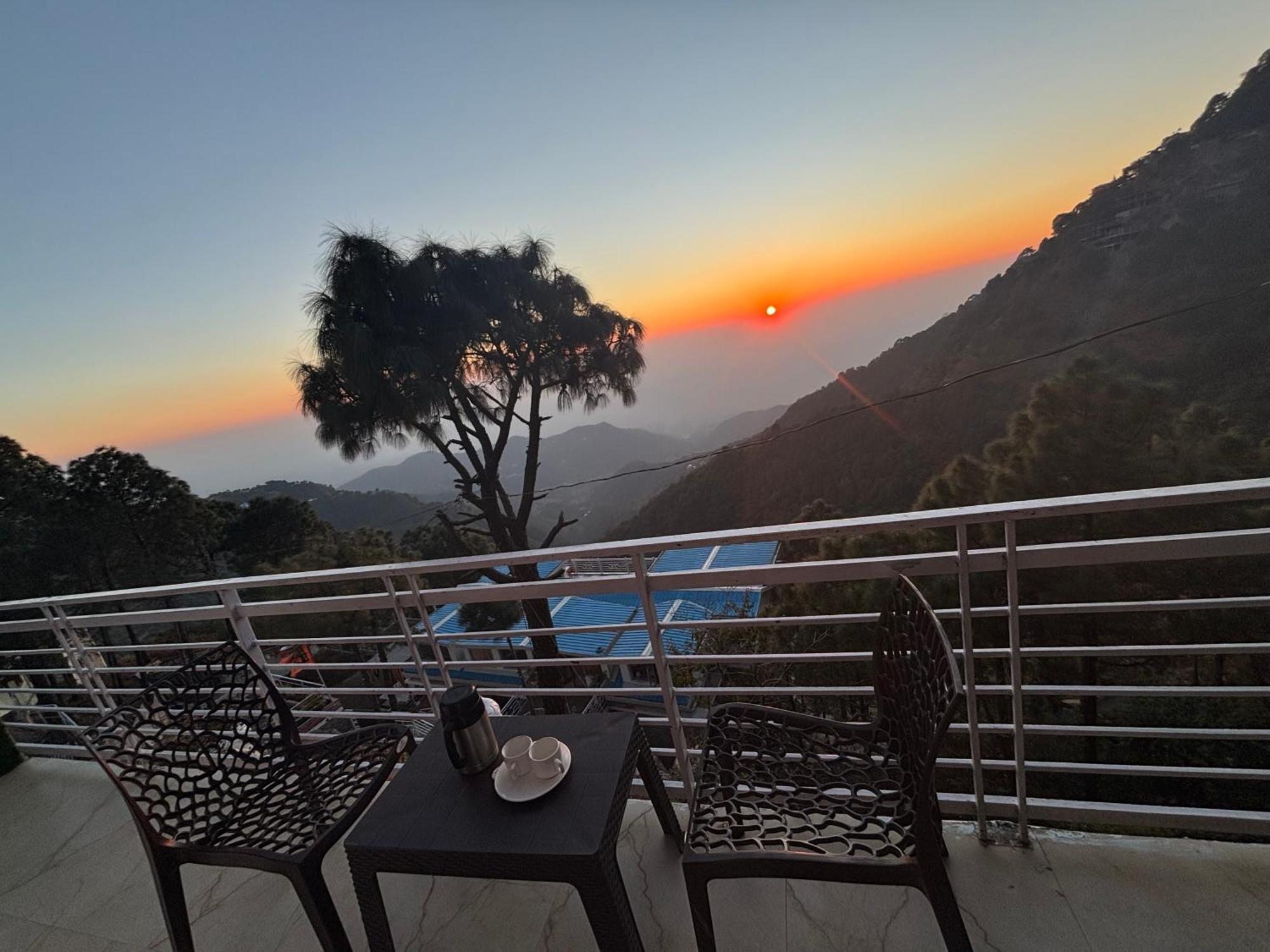 Panormic View By The North Edge Apartment Kasauli Exterior foto