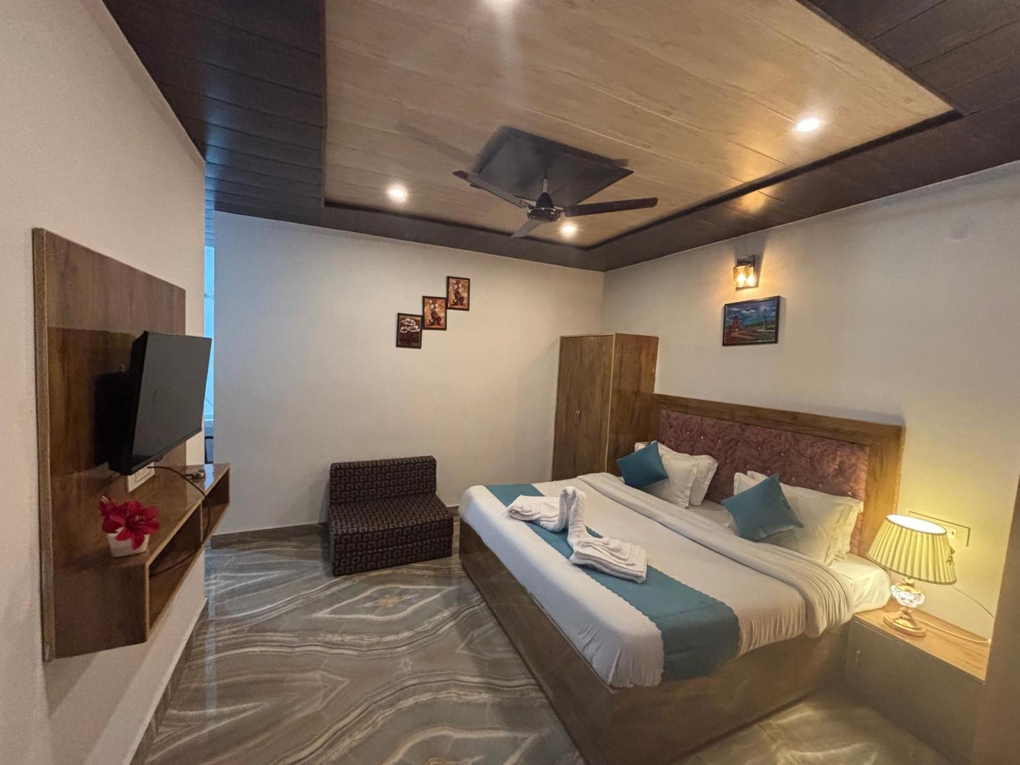 Panormic View By The North Edge Apartment Kasauli Exterior foto
