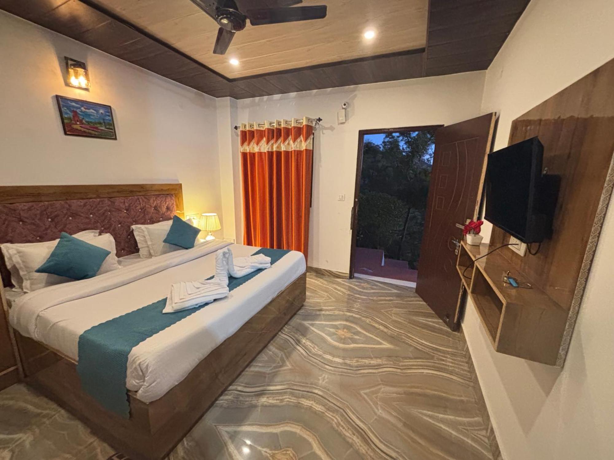 Panormic View By The North Edge Apartment Kasauli Exterior foto