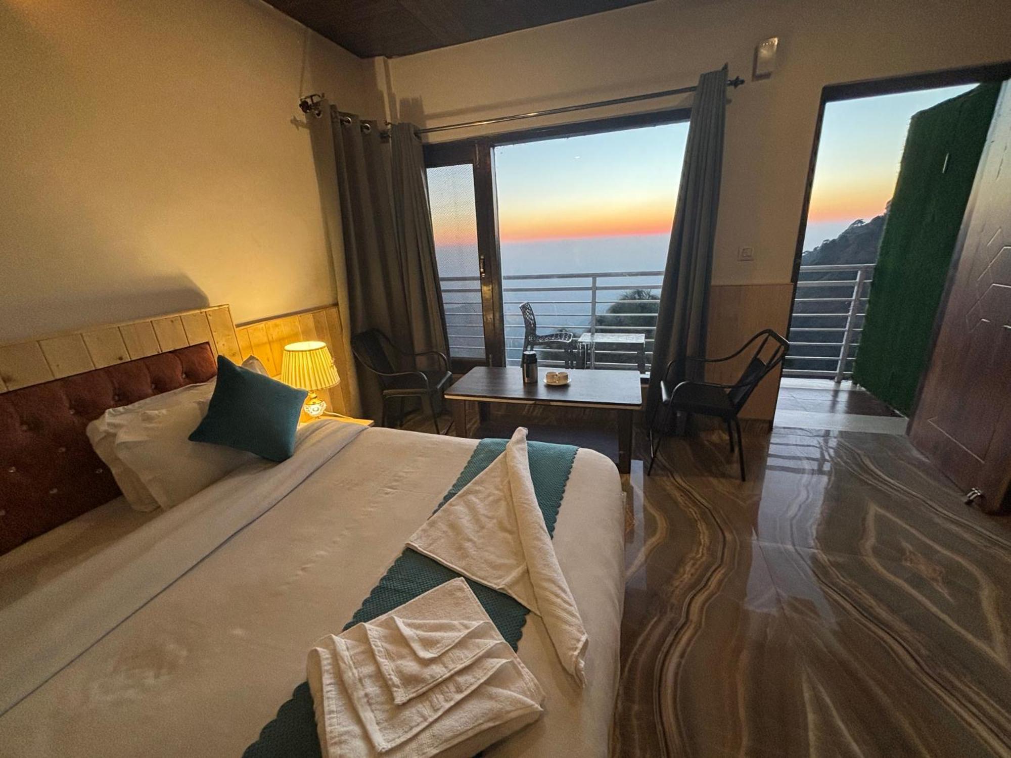 Panormic View By The North Edge Apartment Kasauli Exterior foto