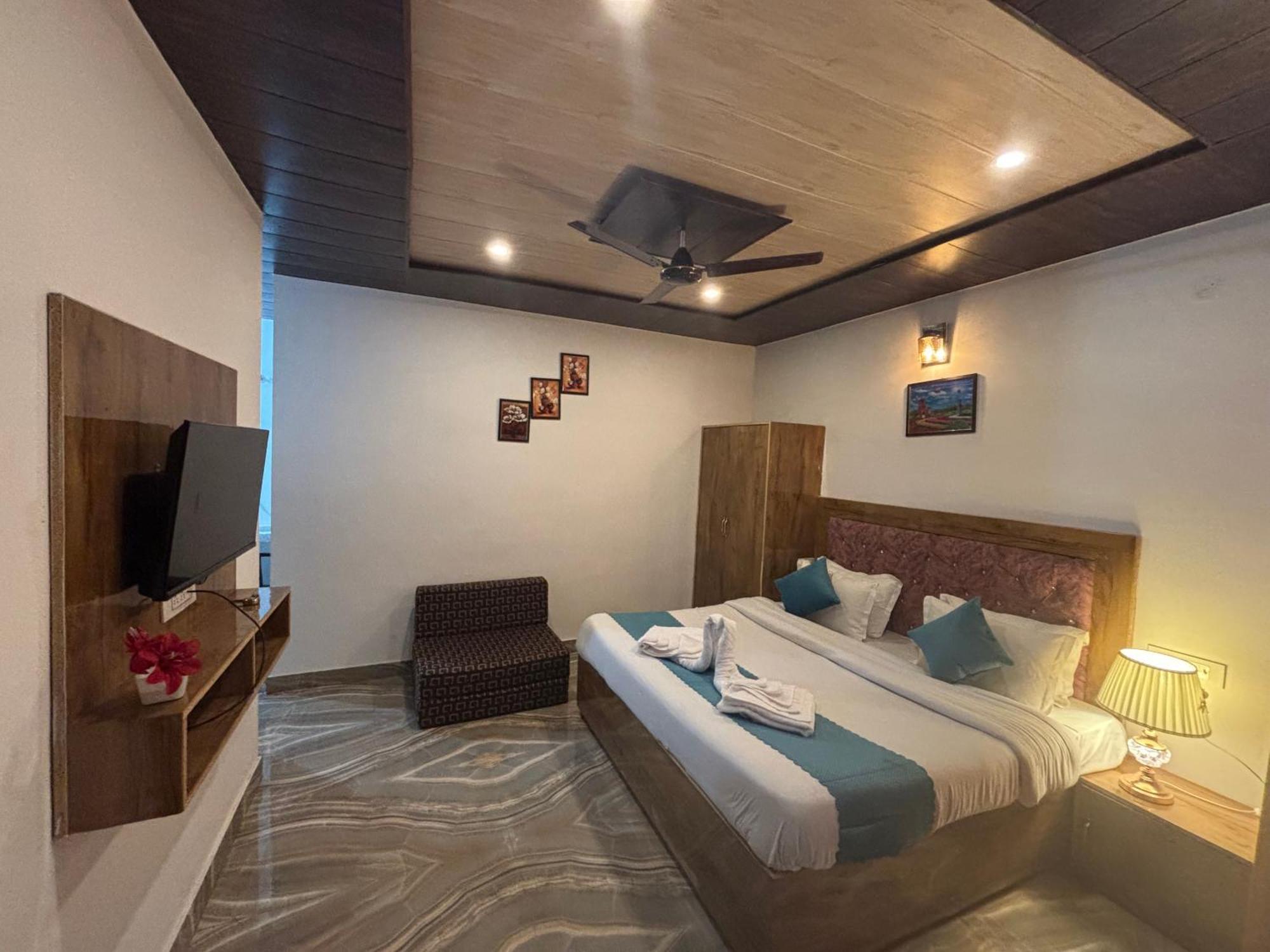 Panormic View By The North Edge Apartment Kasauli Exterior foto