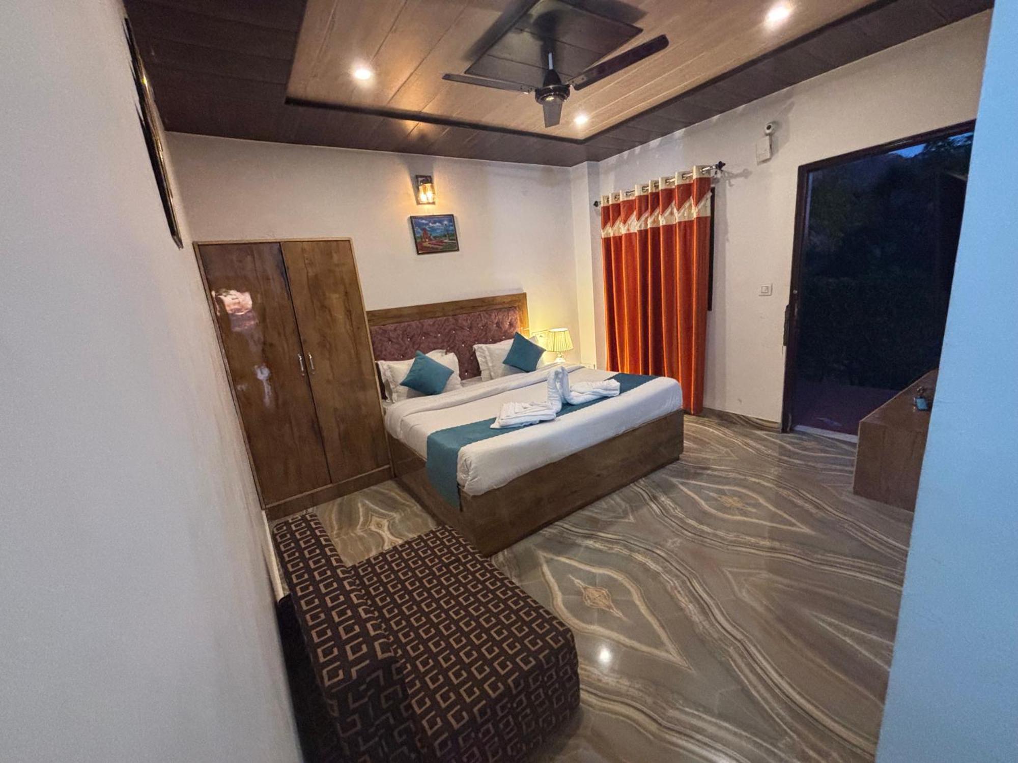 Panormic View By The North Edge Apartment Kasauli Exterior foto