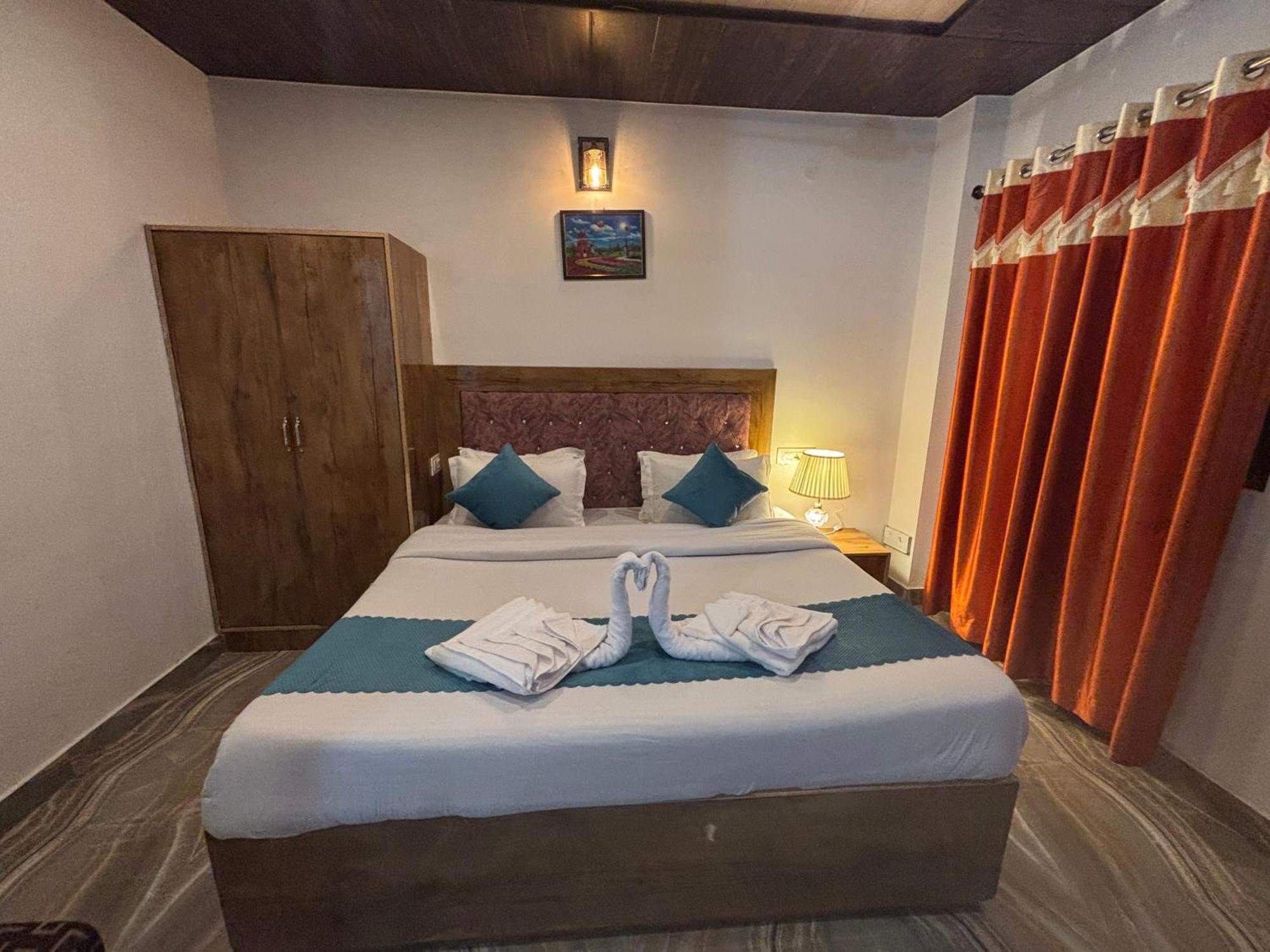 Panormic View By The North Edge Apartment Kasauli Exterior foto
