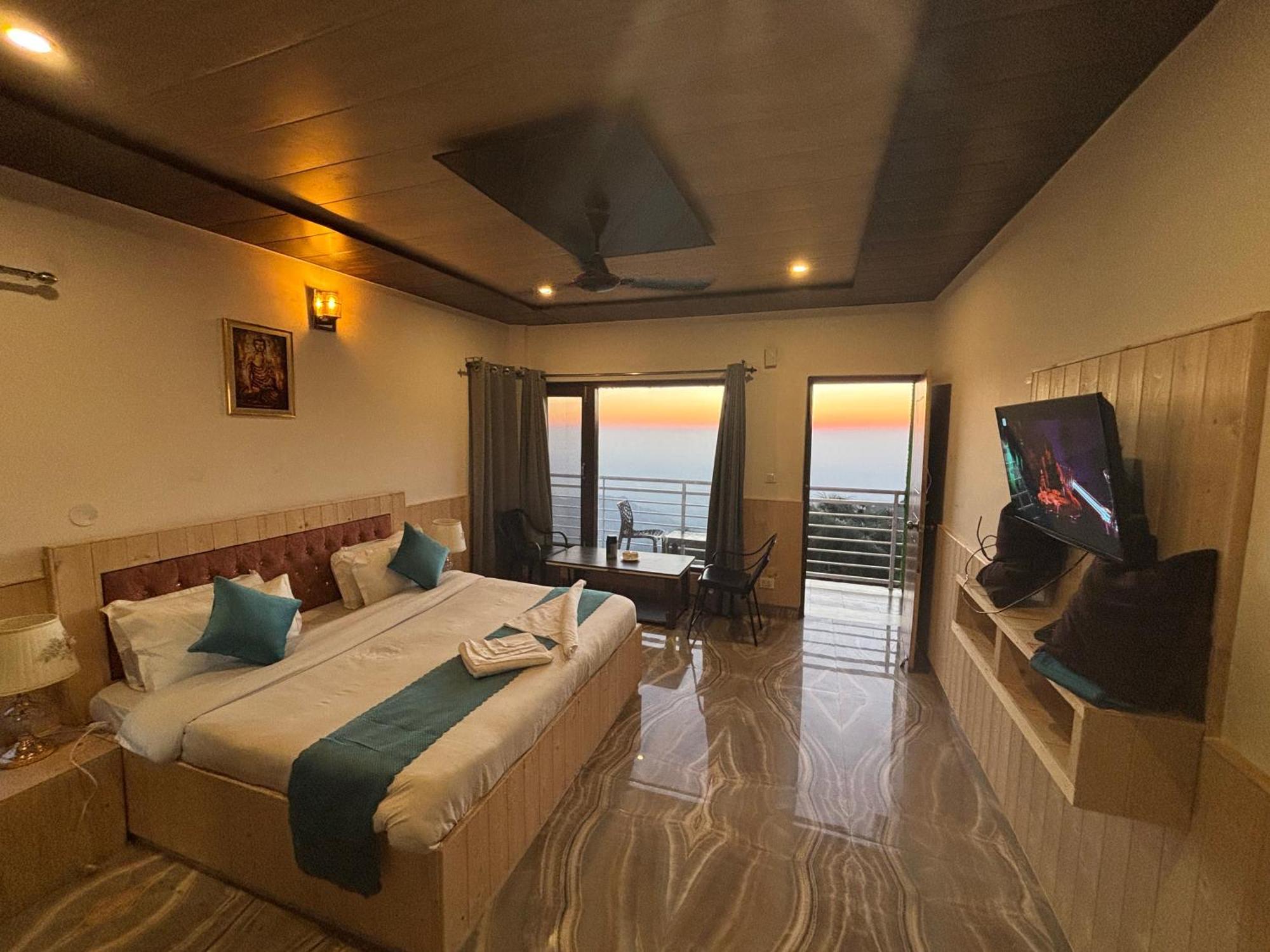 Panormic View By The North Edge Apartment Kasauli Exterior foto