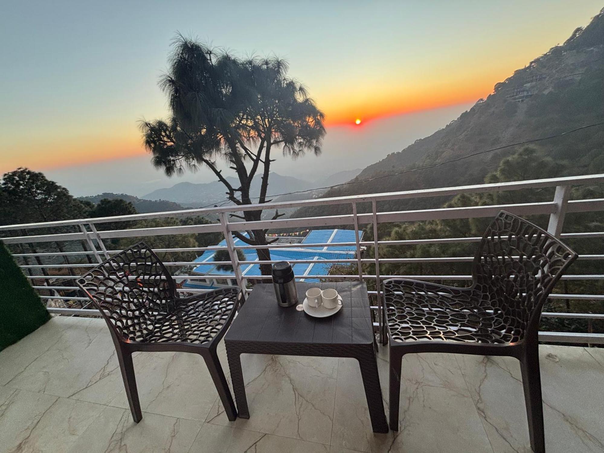 Panormic View By The North Edge Apartment Kasauli Exterior foto