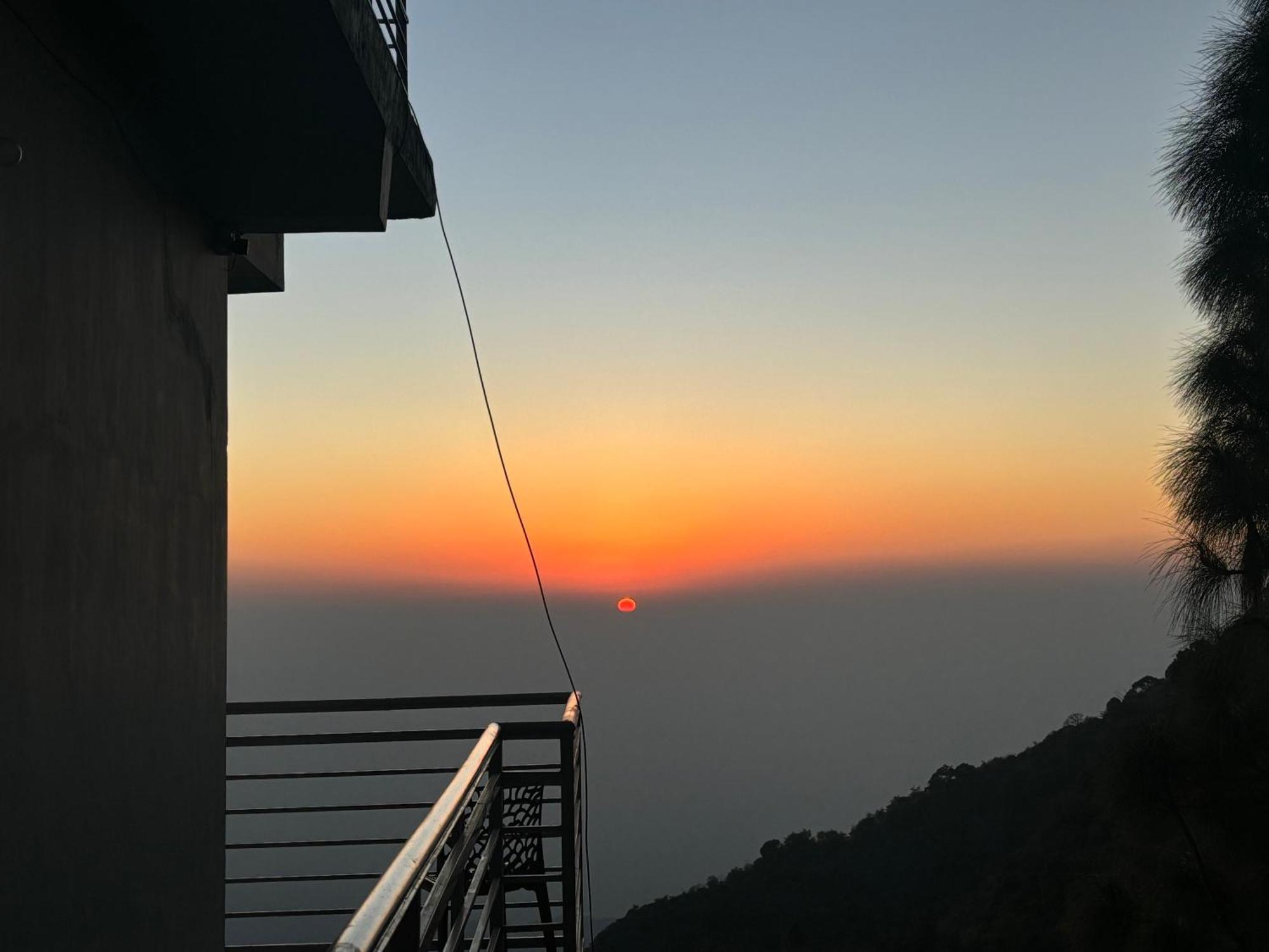 Panormic View By The North Edge Apartment Kasauli Exterior foto